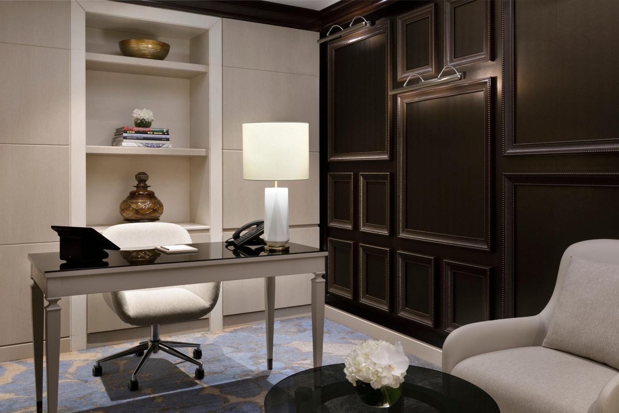 แอดเดรส ดูไบ มารีนา Hotel ภายนอก รูปภาพ A private office at The Ritz-Carlton, Washington, D.C.